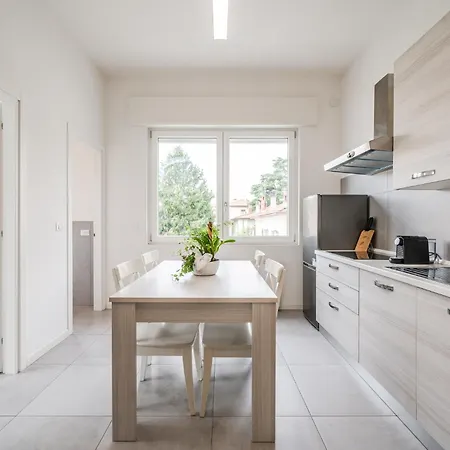 Tosa - Free Wifi, Air Conditioning & Private Parking *