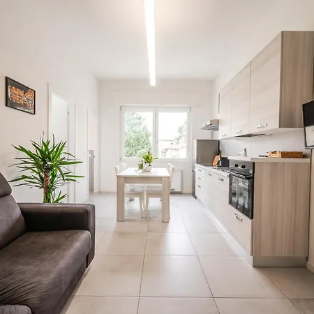 Tosa - Free Wifi, Air Conditioning & Private Parking Apartment