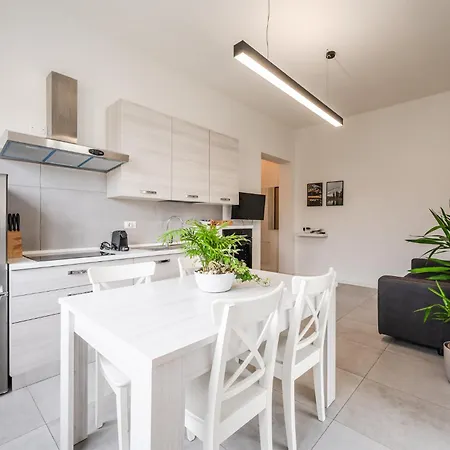 Tosa - Free Wifi, Air Conditioning & Private Parking Apartment *