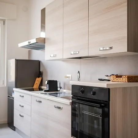 Tosa - Free Wifi, Air Conditioning & Private Parking *