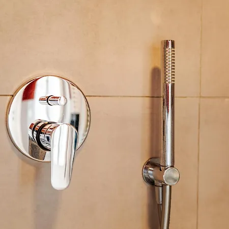 Tosa - Free Wifi, Air Conditioning & Private Parking