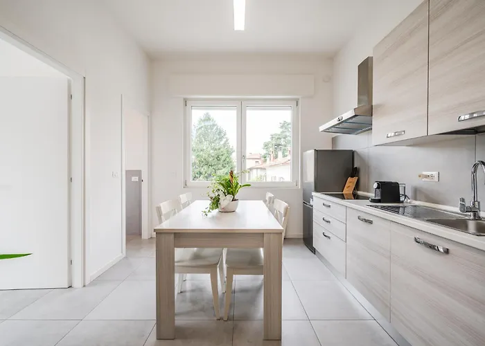 Tosa - Free Wifi, Air Conditioning & Private Parking *