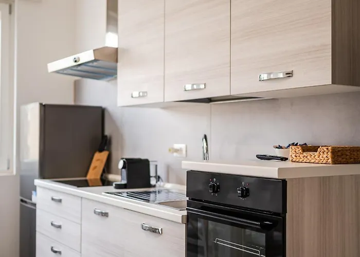 Tosa - Free Wifi, Air Conditioning & Private Parking *